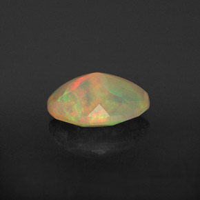 0.73カラットの天然マルチカラーオパール（8.1×6.1 mm・透明）