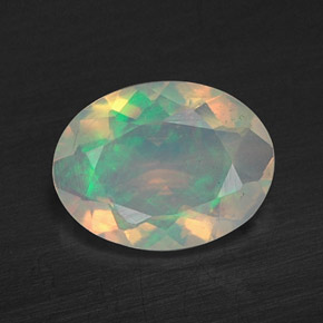 0.59カラットの天然マルチカラーオパール（8×6.1 mm・透明）