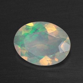 0.59カラットの天然マルチカラーオパール（8×6.1 mm・透明）