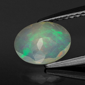 0.59カラットの天然マルチカラーオパール（8×6.1 mm・透明）