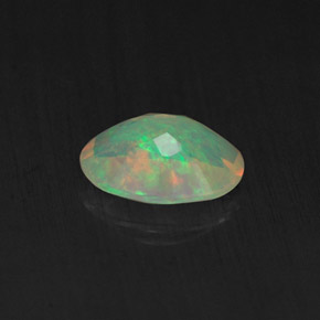 0.65カラットの天然マルチカラーオパール（7.8×5.8 mm・透明）