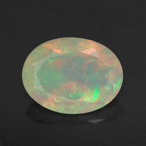 0.67カラットの天然マルチカラーオパール（8.1×6.1 mm・透明）