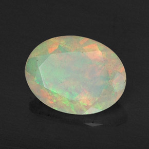 0.67カラットの天然マルチカラーオパール（8.1×6.1 mm・透明）