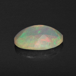 0.67カラットの天然マルチカラーオパール（8.1×6.1 mm・透明）