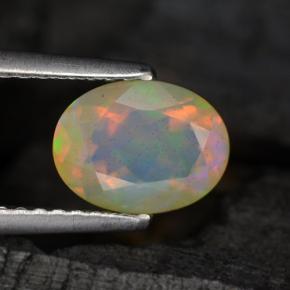 0.88カラットの天然マルチカラーオパール（8.1×6.1 mm・オーバルカット）