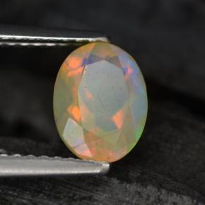 0.88カラットの天然マルチカラーオパール（8.1×6.1 mm・オーバルカット）