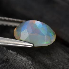 0.88カラットの天然マルチカラーオパール（8.1×6.1 mm・オーバルカット）