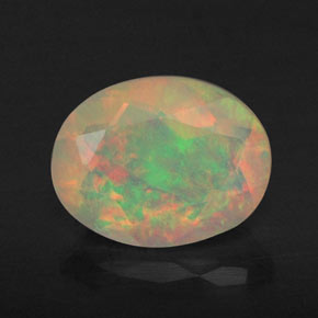 0.89カラットの天然マルチカラーオパール（8.2×6.3 mm・透明）