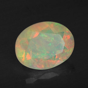 0.89カラットの天然マルチカラーオパール（8.2×6.3 mm・透明）
