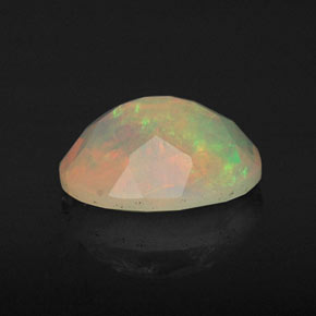 0.89カラットの天然マルチカラーオパール（8.2×6.3 mm・透明）