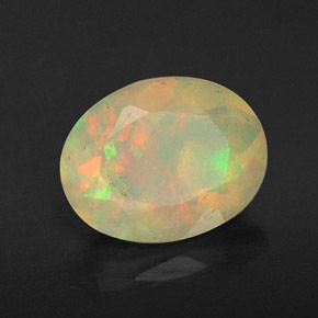 0.80カラットの天然マルチカラーオパール（8×6.2 mm・オーバルカット）