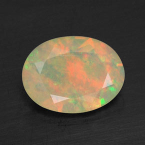 0.66カラットの天然マルチカラーオパール（8.2×6.1 mm・透明）