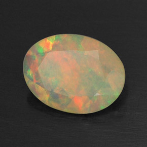 0.66カラットの天然マルチカラーオパール（8.2×6.1 mm・透明）