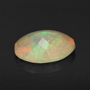 0.66カラットの天然マルチカラーオパール（8.2×6.1 mm・透明）