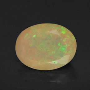 0.87カラットの天然マルチカラーオパール（8×6.1 mm・透明）