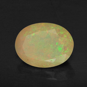 0.87カラットの天然マルチカラーオパール（8×6.1 mm・透明）