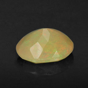 0.87カラットの天然マルチカラーオパール（8×6.1 mm・透明）