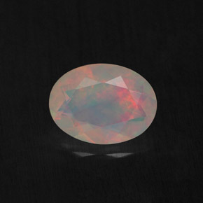 0.77カラットの天然マルチカラーオパール（8.1×6.1 mm・透明）