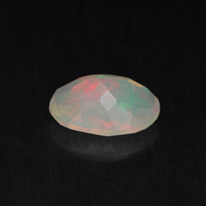 0.77カラットの天然マルチカラーオパール（8.1×6.1 mm・透明）