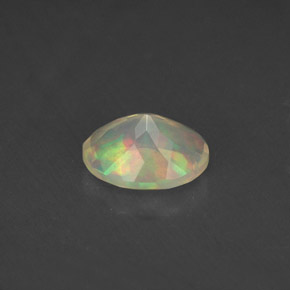 0.77カラットの天然マルチカラーオパール（8×6.2 mm・オーバルカット）