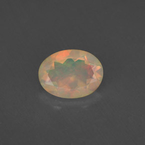 0.75カラットの天然マルチカラーオパール（8.1×6.1 mm・透明）