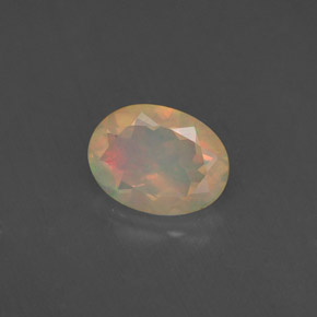 0.75カラットの天然マルチカラーオパール（8.1×6.1 mm・透明）