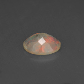 0.75カラットの天然マルチカラーオパール（8.1×6.1 mm・透明）