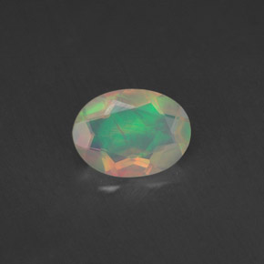 0.65カラットの天然マルチカラーオパール（8.2×6.1 mm・透明）