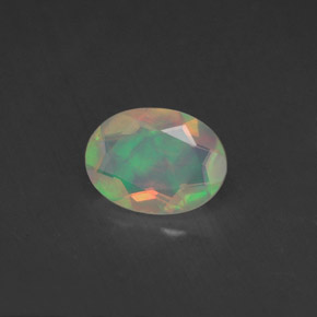 0.65カラットの天然マルチカラーオパール（8.2×6.1 mm・透明）