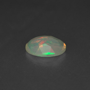 0.65カラットの天然マルチカラーオパール（8.2×6.1 mm・透明）