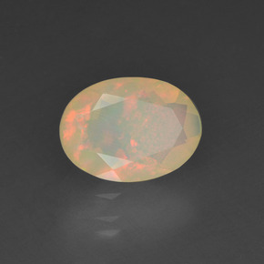 0.78カラットの天然マルチカラーオパール（8.4×6.2 mm・オーバルカット）