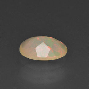 0.78カラットの天然マルチカラーオパール（8.4×6.2 mm・オーバルカット）