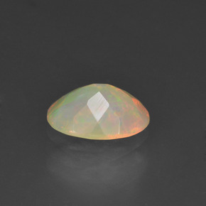 0.63カラットの天然マルチカラーオパール（7.9×6 mm・オーバルカット）