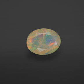 0.63カラットの天然マルチカラーオパール（8×6.2 mm・透明）