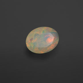 0.63カラットの天然マルチカラーオパール（8×6.2 mm・透明）
