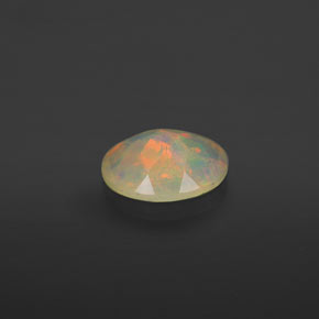 0.63カラットの天然マルチカラーオパール（8×6.2 mm・透明）
