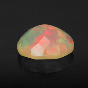 1.20カラットの天然マルチカラーオパール（8.9×7 mm・透明）