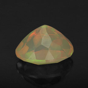 1.43カラットの天然マルチカラーオパール（9.2×7.2 mm・透明）