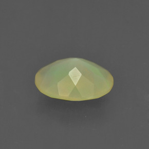 0.93カラットの天然マルチカラーオパール（9×7.1 mm・オーバルカット）