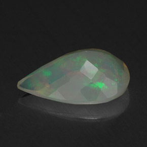 1.45カラットの天然マルチカラーオパール（11.7×8 mm・洋梨の形）