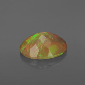 1.43カラットの天然マルチカラーオパール（10.1×8 mm・透明）