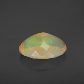 2.31カラットの天然マルチカラーオパール（11.9×9.1 mm・透明）