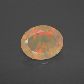 1.55カラットの天然マルチカラーオパール（10.1×8.1 mm・透明）