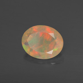 1.55カラットの天然マルチカラーオパール（10.1×8.1 mm・透明）