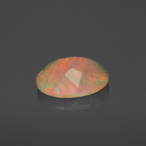 1.55カラットの天然マルチカラーオパール（10.1×8.1 mm・透明）