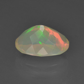 1.64カラットの天然マルチカラーオパール（10.3×7.5 mm・オーバルカット）