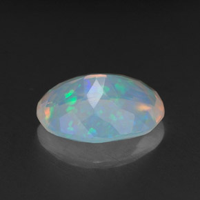 1.41カラットの天然マルチカラーオパール（10.2×7.6 mm・透明）