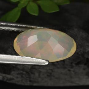 1.55カラットの天然マルチカラーオパール（10.8×7.4 mm・オーバルカット）