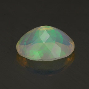 1.50カラットの天然マルチカラーオパール（10.1×8.1 mm・オーバルカット）