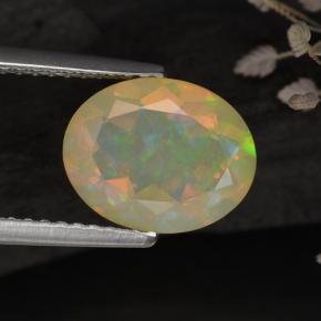 1.59カラットの天然マルチカラーオパール（10.1×8.1 mm・透明）